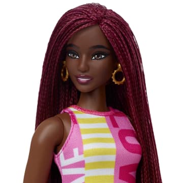 Barbie Fashionistas Puppe Im Ärmellosen Kleid Mit Der Aufschrift Love“, Kurvig, Purpurrote Zöpfe, Für Kinder Von 3 Bis 8 Jahren - Bild 3 von 6