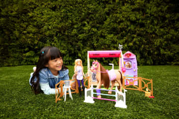 Barbie Mysteries The Great Horse Chase Speelgoedstal, Speelset Met Pop, Speelgoedpaard En Accessoires, Meer Dan 25 Onderdelen - Imagen 2 de 6