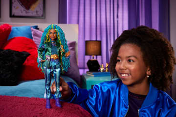 Disney Descendants: The Rise Of Red Fashion Doll & Accessory - Uliana, Younger Sister Of Ursula - Image 2 of 6