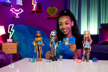 Muñeca De Lagoona Blue De Monster High Con Mascota Neptuna Y Accesorios - Imagen 2 de 6