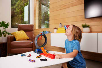 Hot Wheels Bat Döngü Saldırı Oyun Seti Ve 1:64 Ölçekli Oyuncak Araba - Image 2 of 6