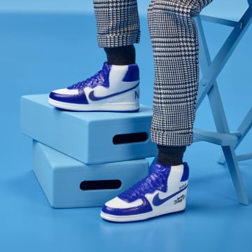 Kolej Ceketli Kıyafeti Ve Aksesuarlarıyla Koleksiyona Uygun Barbie Signature Lebron James Kenbassadors Bebek - Image 6 of 6