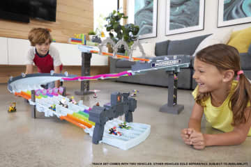 Hot Wheels Mario Kart Pista Arcobaleno Set Con 2 Veicoli in Scala 1:64 - Image 2 of 6