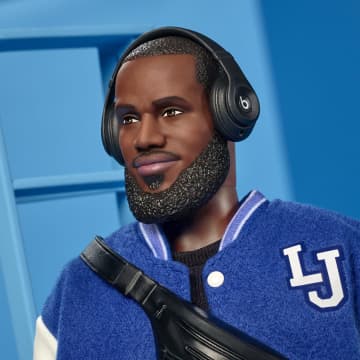 Kolej Ceketli Kıyafeti Ve Aksesuarlarıyla Koleksiyona Uygun Barbie Signature Lebron James Kenbassadors Bebek - Image 3 of 6