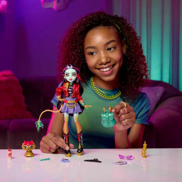 Monster High Jinafire Long, Modepop Met Hondje Cloudy 'Yun Yun' En 7 Accessoires - Image 2 of 6