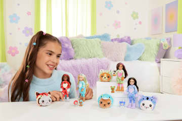 Muñeca Chelsea Pequeña Y Accesorios De La Colección Barbie Cutie Reveal Con Temática De Disfraces, Gatito Disfrazado De Panda Rojo - Image 2 of 6