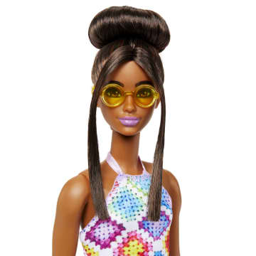Barbie Fashionistas-Puppe Nr. 210 Mit Dutt Und Gehäkeltem Neckholderkleid - Imagen 3 de 7