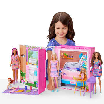 Barbie Portatif Tatil Evi Ve Barbie Bebek, 4 Oyun Alanı Ve 11 Dekorasyon Aksesuarı - Image 2 of 6