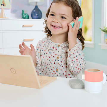 Çocuklar Için Ahşap Dizüstü Bilgisayarıyla Ofis Temalı Canlandırma Oyunlarına Ilham Veren 9 Parça Fisher-Price Ahşap EV Seti - Image 2 of 6