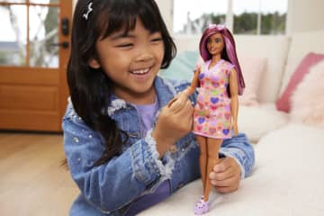 Barbie Fashionistas Puppe Nr. 207 Mit Pinkfarbenen Strähnen Und Kleid Mit Herzaufdruck - Imagen 2 de 6