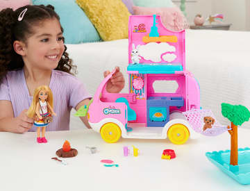 Barbie Chelsea 2-In-1 Camper, Speelset Met Kleine Pop Chelsea, 2 Dierenvriendjes En 15 Accessoires - Image 2 of 6