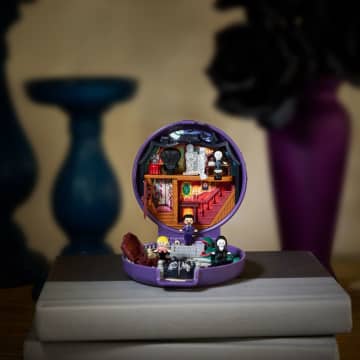 Polly Pocket Voor Verzamelaars, The Addams Family, Compacte Speelset, Speciale Editie, Poppen En Speelset - Imagen 4 de 6
