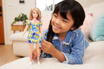 Barbie Fashionista Muñeca Síndrome De Down Vestido Flores +3 Años - Image 2 of 6