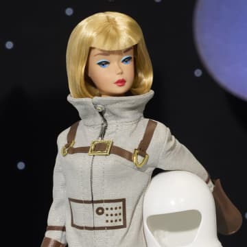 Barbie Signature Astronauta, Bambola Da Collezione Con Tuta Argentata, Stivali Spaziali E Casco - Bild 3 von 6