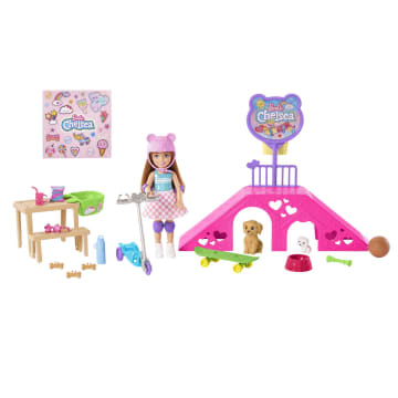 Barbie Speelgoed, Chelsea Pop En Accessoires, Skatebaanspeelset Met 2 Puppy'S En Meer Dan 15 Onderdelen - Image 1 of 8