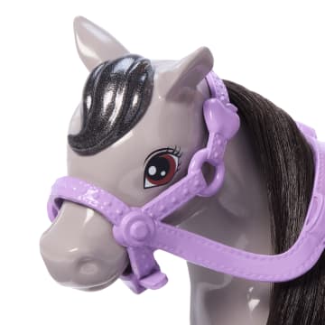 Conjunto De Juguete De Muñeca Barbie Chelsea Y Caballo, Incluye Accesorio De Casco, Las Rodillas De La Muñeca Se Doblan Para 'Montar' En El Pony - Image 4 of 6