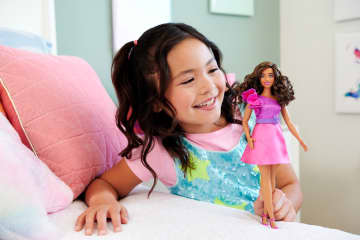 Muñeca Barbie Fashionistas N.225, Con Figura Curvilínea, Pelo Castaño Y Vestido Rosa Brillante, 65.Aniversario - Imagen 2 de 6