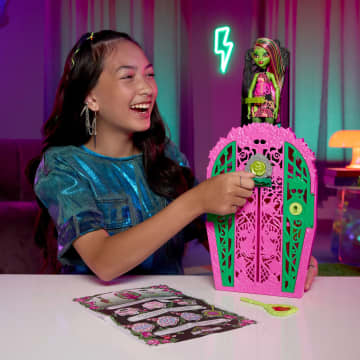 Monster High Gizemli Arkadaşlar Gizemli Bahçe Oyun Seti, Venus Mcflytrap Bebek, 19'Dan Fazla Sürpriz - Imagen 2 de 6