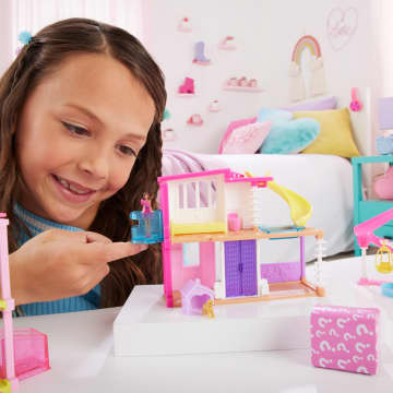 Barbie Mini Barbieland Poppenhuis Speelsets Met Pop Van Bijna 4 Cm, Meubels En Accessoires (Stijlen Kunnen Variëren) - Image 2 of 6