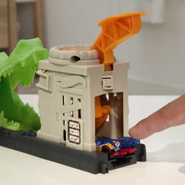 Hot Wheels Düşmanlarla Mücadele Serisi Oyun Seti, Pist Seti Ve 1 Oyuncak Araba - Image 3 of 4