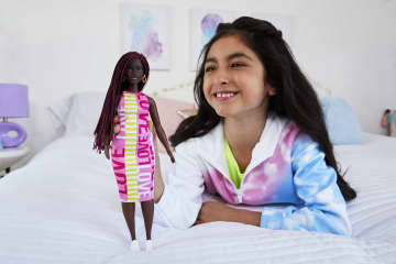 Barbie Fashionistas Puppe Im Ärmellosen Kleid Mit Der Aufschrift Love“, Kurvig, Purpurrote Zöpfe, Für Kinder Von 3 Bis 8 Jahren - Bild 2 von 6