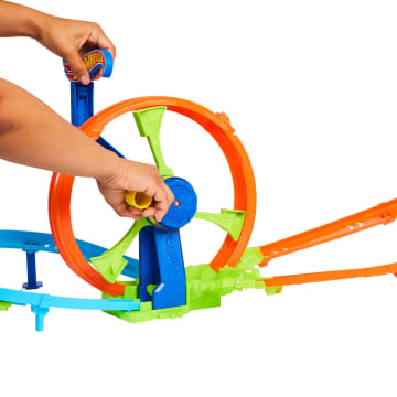 Hot Wheels Hızlı Fırlatma Ve Döngü Parkuru Oyun Seti Ve 1:64 Ölçekli Metal Oyuncak Araba, Çarpışma Temalı Pist Seti - Image 2 of 6