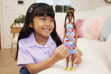 Barbie Fashionistas-Puppe Nr. 210 Mit Dutt Und Gehäkeltem Neckholderkleid - Imagen 2 de 7