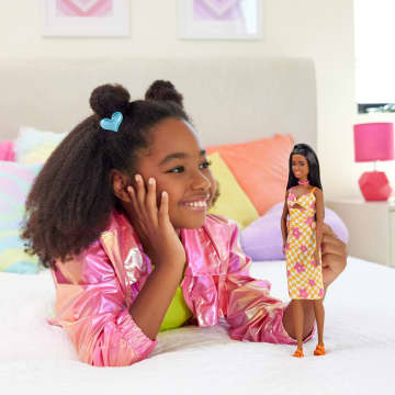 Barbie Fashionistas-Puppe Nr. 233 Mit Blumen-Midi-Karokleid Und Schwarzem Haar - Image 2 of 6