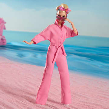 Barbie Le Film Poupée Barbie À Collectionner Inspirée Du Film Barbie Avec Margot Robbie, Avec Combinaison-Pantalon Rose, Lunettes De Soleil Et Foulard Dans Les Cheveux - Imagen 7 de 13
