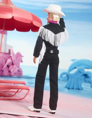 Ken bambola del film Barbie da collezione con outfit nero e frange bianche cappello e stivali da cowboy e bandana rosa HRF30 MATTEL