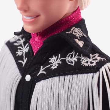Barbie Le Film Poupée Ken À Collectionner Inspirée Du Film Barbie, Avec Tenue Noire À Franges Blanches, Chapeau Et Bottes De Cowboy De Couleur Blanche Et Bandana Rose - Imagen 6 de 15