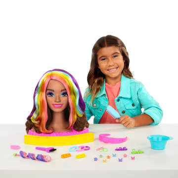 Busto Para Peinar Barbie Totally Hair Exclusivo, Barbie Con Pelo Ondulado, Castaño Y Multicolor - Image 2 of 6