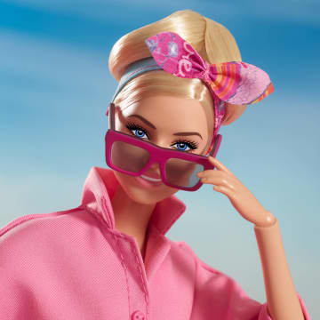 Barbie Le Film Poupée Barbie À Collectionner Inspirée Du Film Barbie Avec Margot Robbie, Avec Combinaison-Pantalon Rose, Lunettes De Soleil Et Foulard Dans Les Cheveux - Imagen 8 de 13