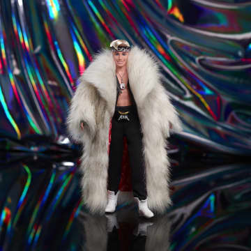 Barbie Le Film Poupée Ken À Collectionner Inspirée Du Film Barbie, Avec Grand Manteau En Fausse Fourrure, Gilet À Franges Noir Et Bandana - Image 2 of 6