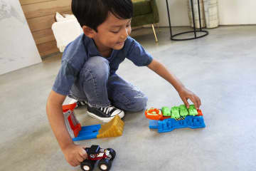Hot Wheels® Monster Trucks Fırlat ve Çarpış Oyun Seti - Image 2 of 7