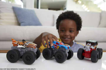Hot Wheels® Monster Trucks Pojazd 1:43 Światła i dźwięki Bohater Roarin' Wreckers™ Asortyment - Image 2 of 10