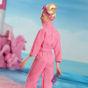Barbie Le Film Poupée Barbie À Collectionner Inspirée Du Film Barbie Avec Margot Robbie, Avec Combinaison-Pantalon Rose, Lunettes De Soleil Et Foulard Dans Les Cheveux - Imagen 10 de 13