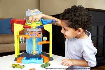 Hot Wheels® Oto Yıkamada Renk Değiştirme Oyun Seti - Image 2 of 6