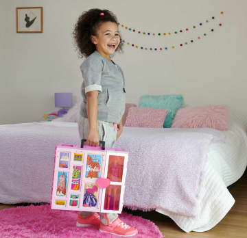 Barbie® ve YENİ Rüya Dolabı Oyun Seti - Image 2 of 6