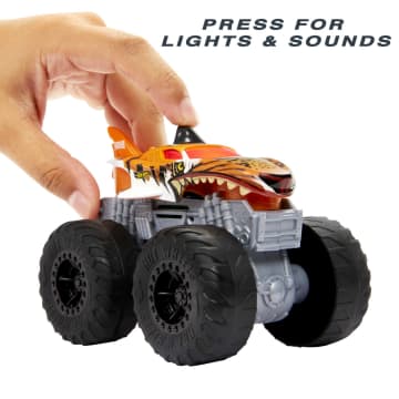 Hot Wheels Monster Trucks Roarin' Wreckers Tiger Shark - Image 4 of 6