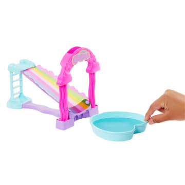 Barbie Chelsea Regenboog 'Regenende' Waterglijbaan, Speelset Met Pop, Puppy En Accessoires - Bild 5 von 6
