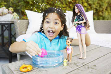 Barbie® Bebek Bakıcısı Bebeği ve Aksesuarları Oyun Setleri, Havuz Temalı - Image 2 of 6