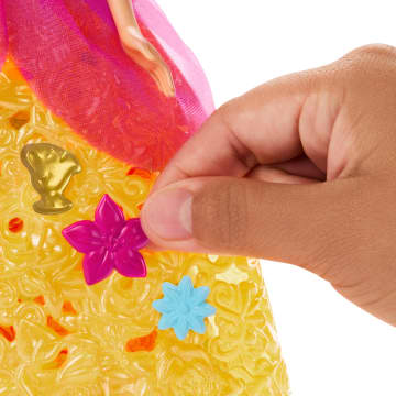 Disney Princesas Bella Vestido De Florecillas Muñeca Con 20 Adornos, Falda Personalizable Y Estuche De Almacenamiento - Imagen 4 de 6