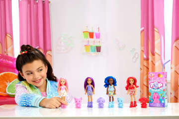 Karnına Bastırılabilen Evcil Hayvan Figürü Gibi 5 Sürprizin Yer Aldığı, Koku Ve Renk Değiştirme Özellikli Barbie Chelsea Pop Reveal Meyve Serisi (Stiller Çeşitlilik Gösterebilir.) - Image 2 of 7