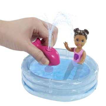 Barbie® Bebek Bakıcısı Bebeği ve Aksesuarları Oyun Setleri, Havuz Temalı - Image 4 of 6