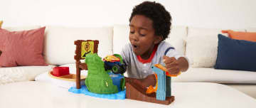Hot Wheels® Monster Trucks Renk Değiştiren Araçlar Timsahdan Kaçış Oyun Seti - Image 2 of 6