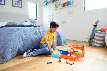 Hot Wheels İkili Yarış Ve Akrobasi Pisti, 2 Adet 1:64 Ölçekli Oyuncak Araba, Kolayca Saklanabilir - Image 2 of 6