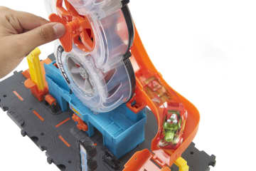 Hot Wheels City Super Twist Tire Shop - Imagen 4 de 6