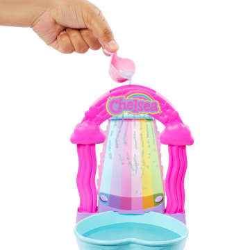 Barbie Chelsea Regenboog 'Regenende' Waterglijbaan, Speelset Met Pop, Puppy En Accessoires - Bild 2 von 6