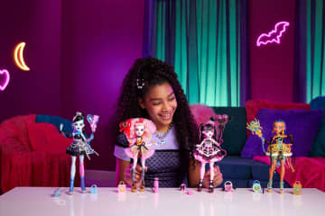 Monster High Scary Sweet Birthday Frankie Stein Doll in Party Dress With Balloon & Gift - Imagen 2 de 6